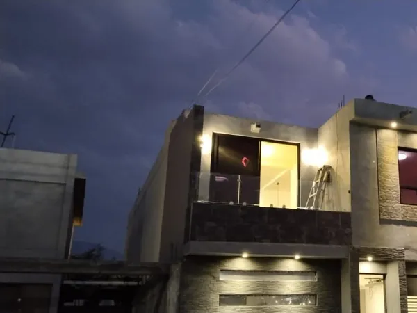 Fachada residencial iluminada de noche