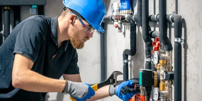 Técnico dando mantenimiento a instalación hidráulica