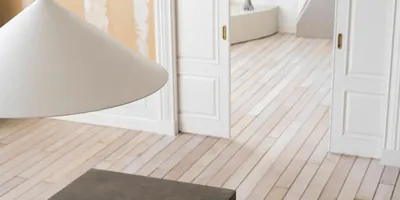 Piso de duela de madera en interior terminado