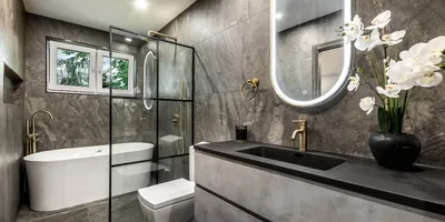 Baño moderno con muebles y grifería instalados