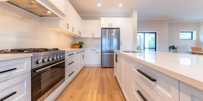 Cocina renovada con acabados modernos